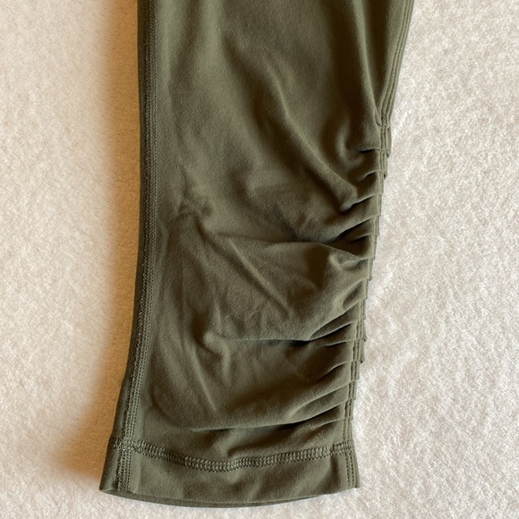 Lululemon SunSalutation Fold Down Waistband. Relaxed Fit. 7/8 Ruched Legs. Sz. 2 - Picture 5 of 16